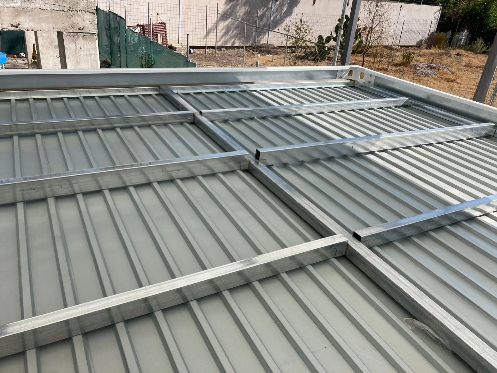 Estructura de acero galvanizado y retícula de deck en montaje — ensamble en sitio