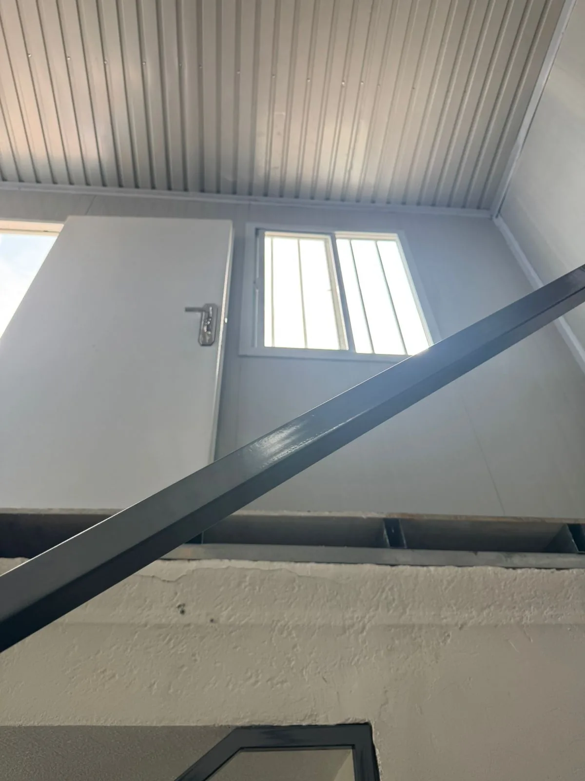 Módulo acoplado al cubo de escaleras de un edificio existente