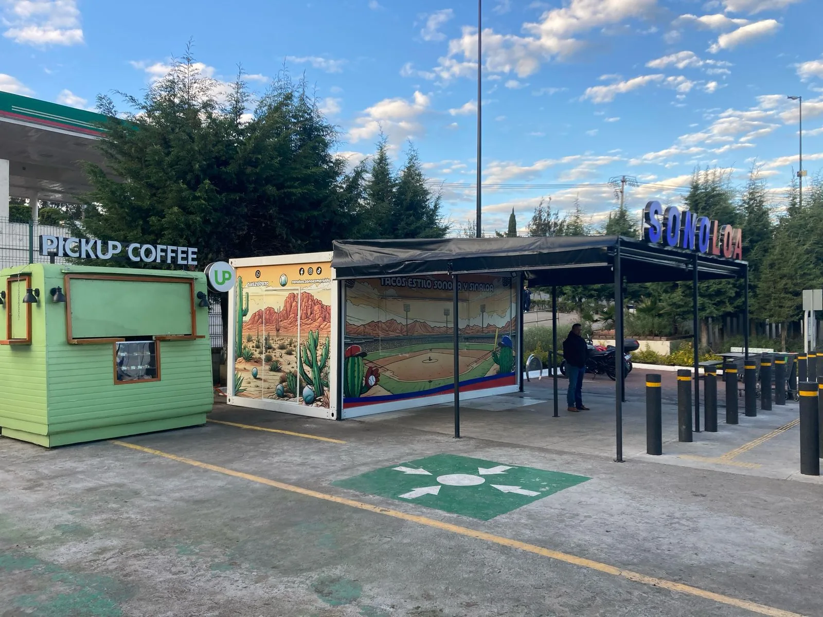 Módulo comercial de la taquería Sonoloa con mural, instalado en estacionamiento de plaza